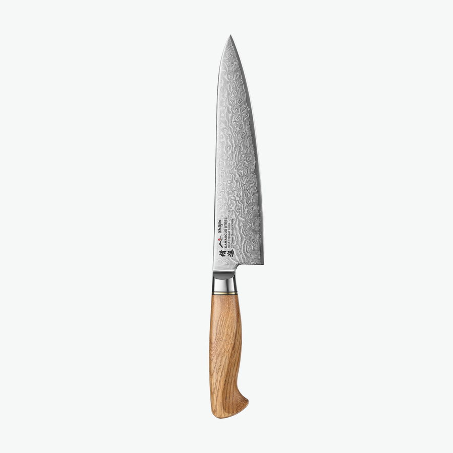 Shōjin Kaku gyuto med egetræsgreb, 21 cm, set forfra på lys baggrund