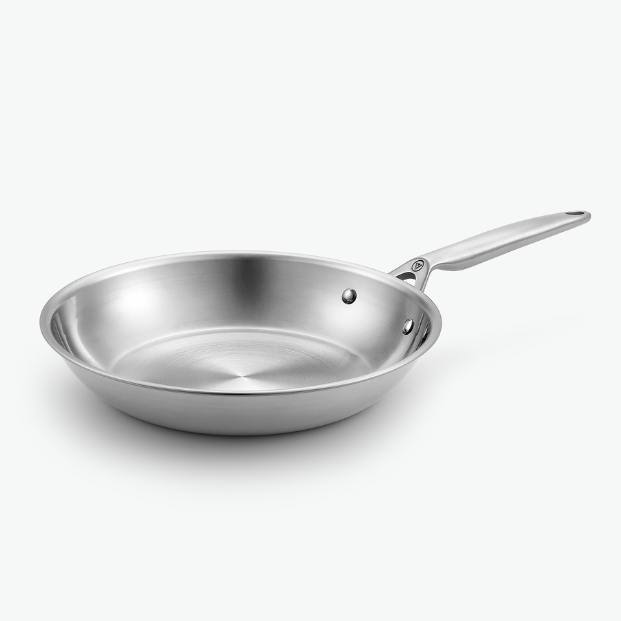 Stegepande i 3-Ply rustfrit stål, Ø28 cm, set skråt forfra
