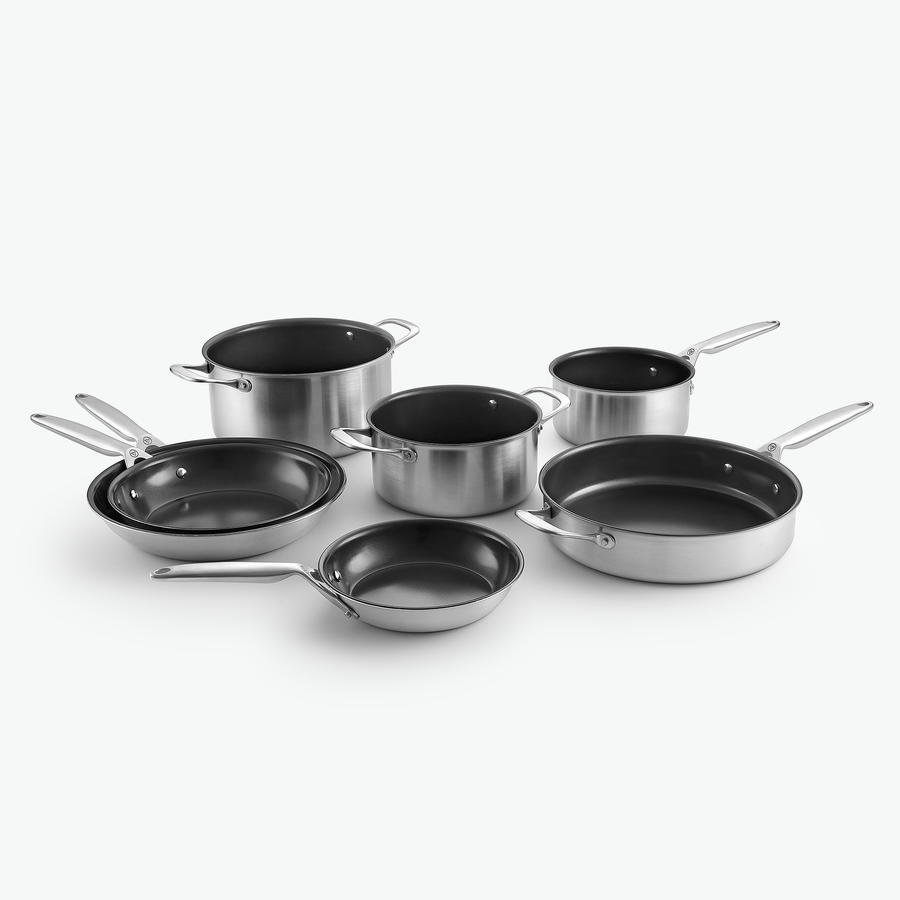 Chef-sæt i 3-Ply keramisk: to gryder, kasserolle, sauterpande og stegepander Ø20, Ø24 og Ø28 cm, uden låg, set skråt forfra