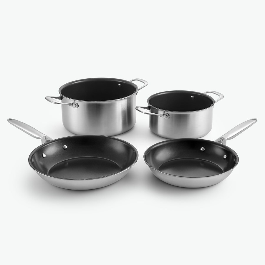 Essentials-sæt i 3-Ply keramisk: to gryder og stegepander Ø24 og Ø28 cm, uden låg, set skråt forfra