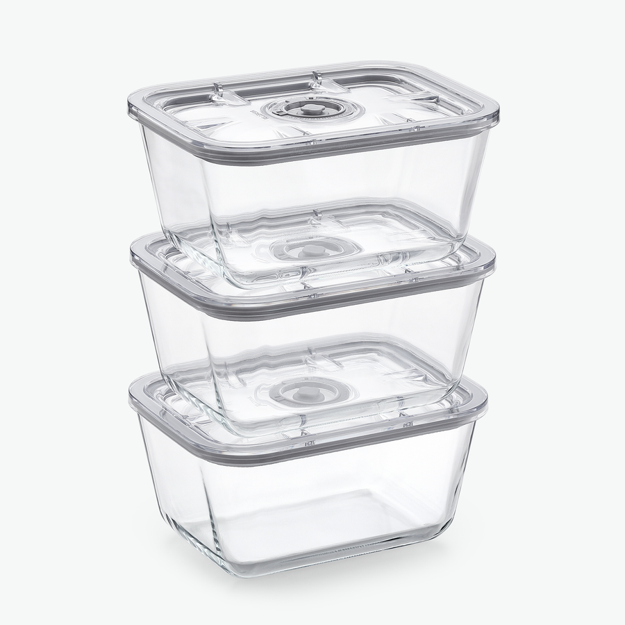 Tre ens vakuumbeholdere i glas på 2600 ml, stablet og set skråt forfra