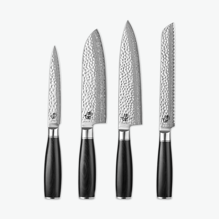 Shōjin Taru knivsæt – Signature: universalkniv, santokukniv, kokkekniv og brødkniv på lys baggrund