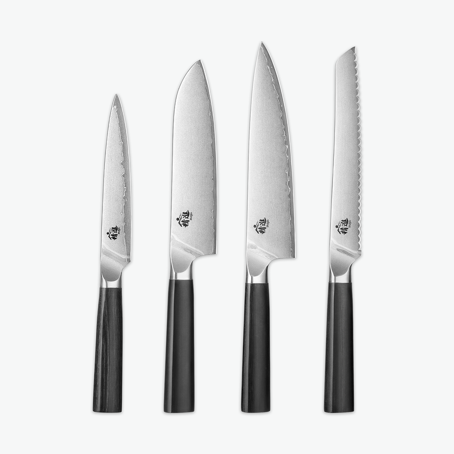 Shōjin Aira knivsæt – Signature: universalkniv, santokukniv, kokkekniv og brødkniv på lys baggrund