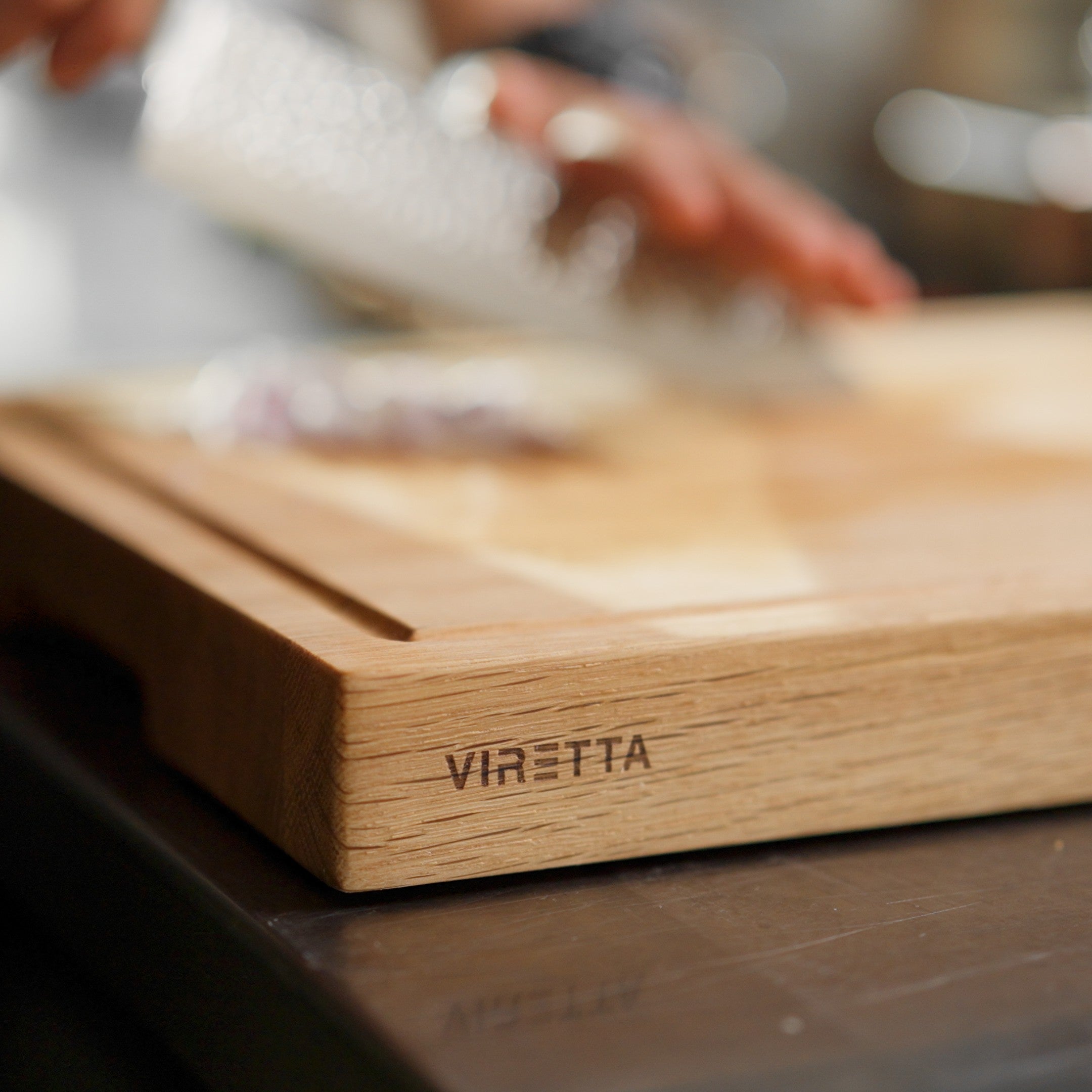 Skærebræt med saftrille – Eg