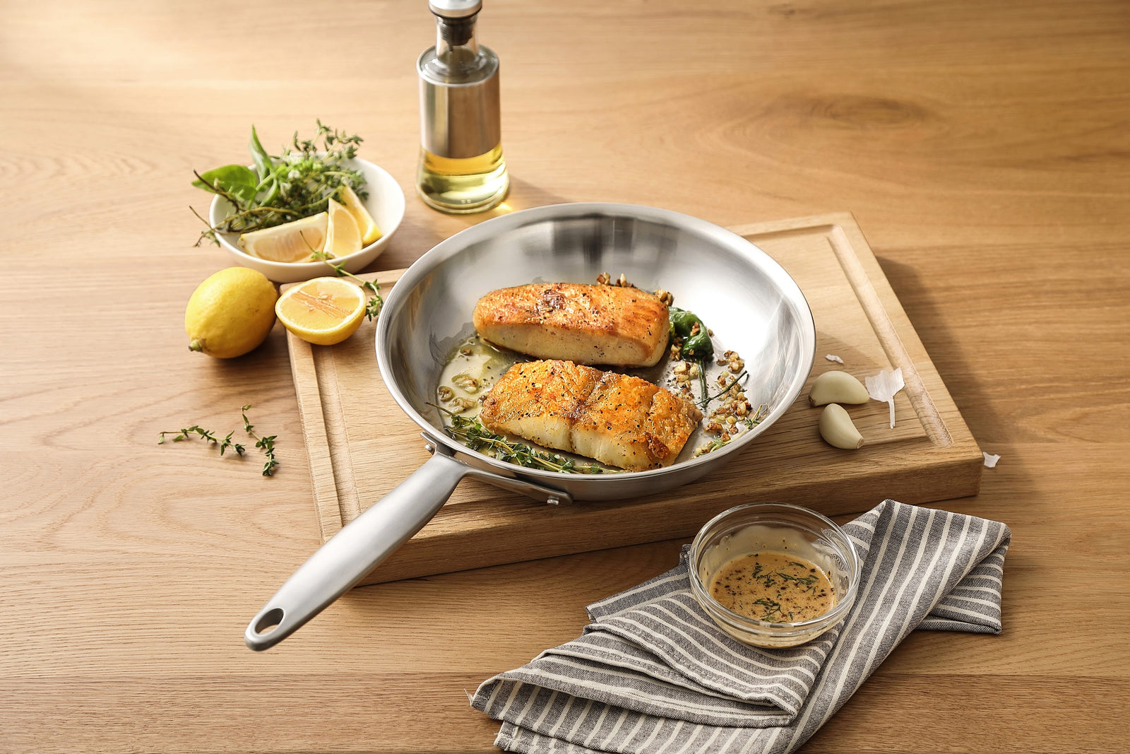 Stegepande i rustfrit stål med fisk og citron