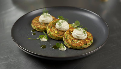 Sprøde grøntsagsblinis med syrlig urtesyre og rygeostcreme