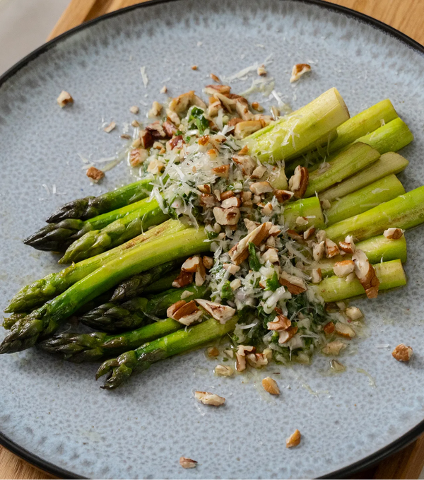 Aspargesalat med Citron, Ost og Nødder