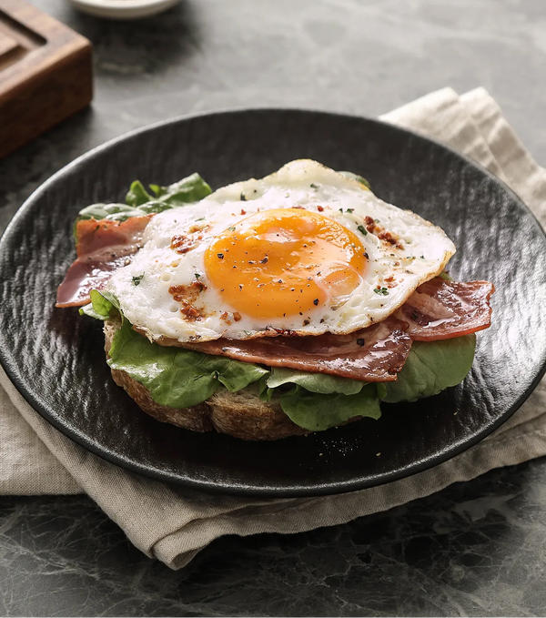 Sandwich med bacon og spejlæg