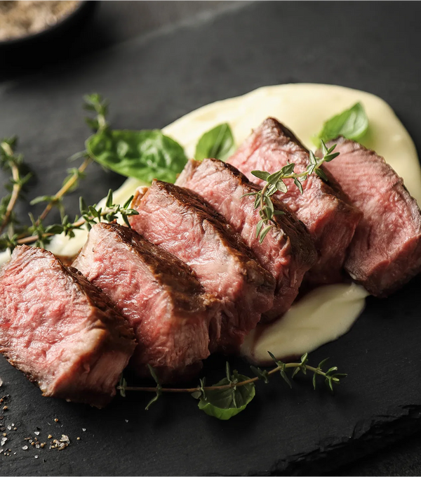 Skiveskåret oksesteak med urtecreme