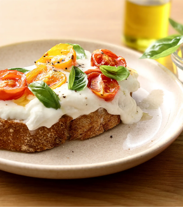 Åben sandwich med tomat og burrata