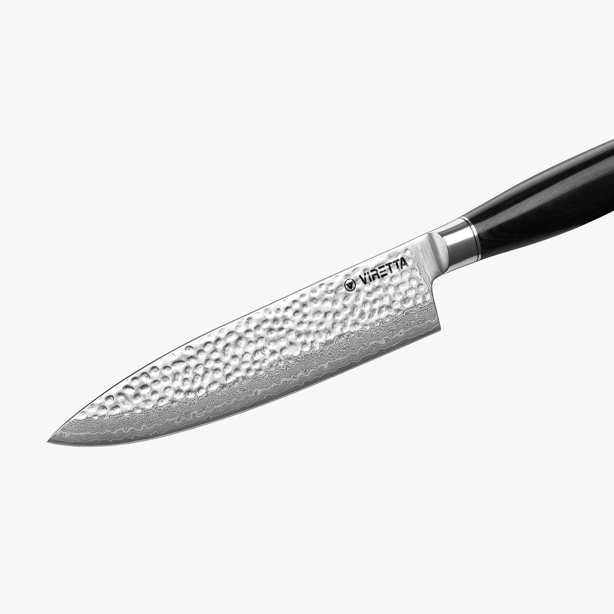 Hamret overflade på klingen af Shōjin Taru kokkekniv, tæt på