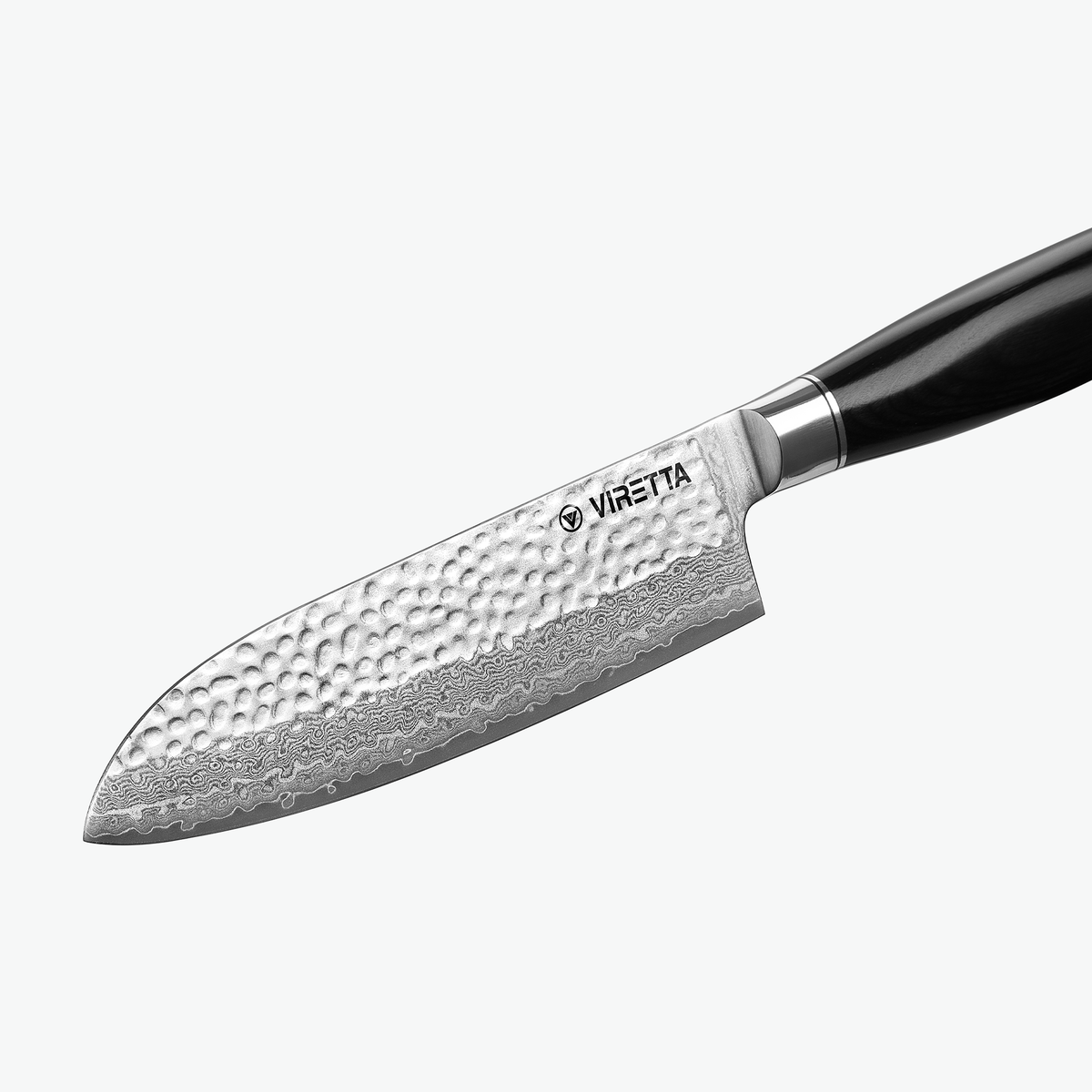 Hamret overflade på klingen af Shōjin Taru santokukniv, tæt på