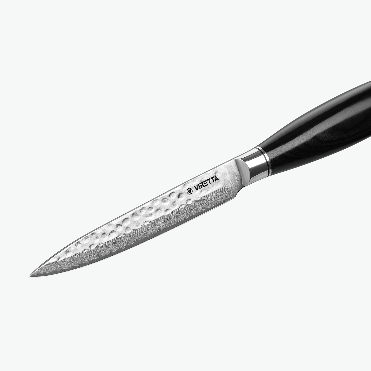 Hamret overflade på klingen af Shōjin Taru universalkniv, tæt på
