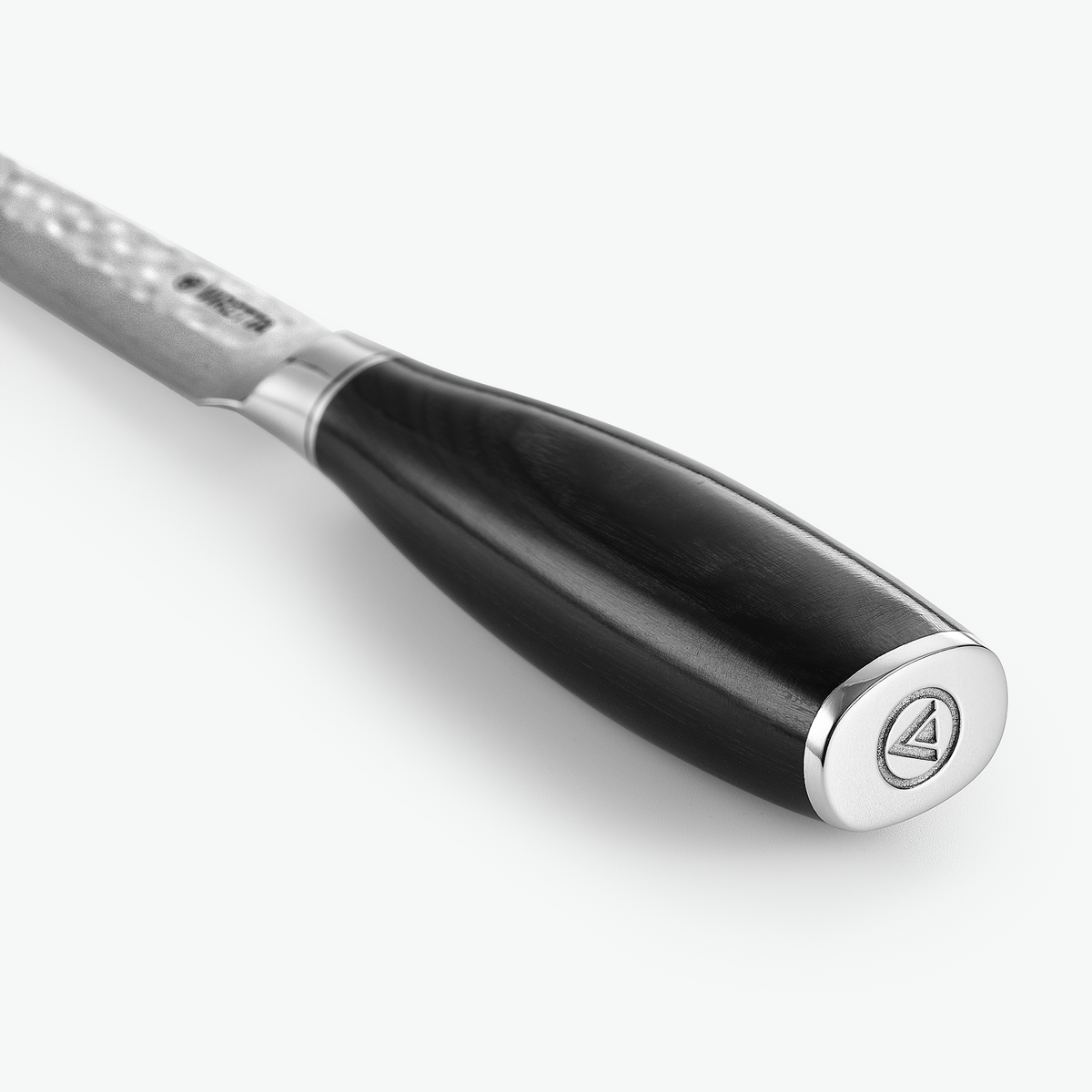 Endekappe i metal med logo på Shōjin Taru universalkniv