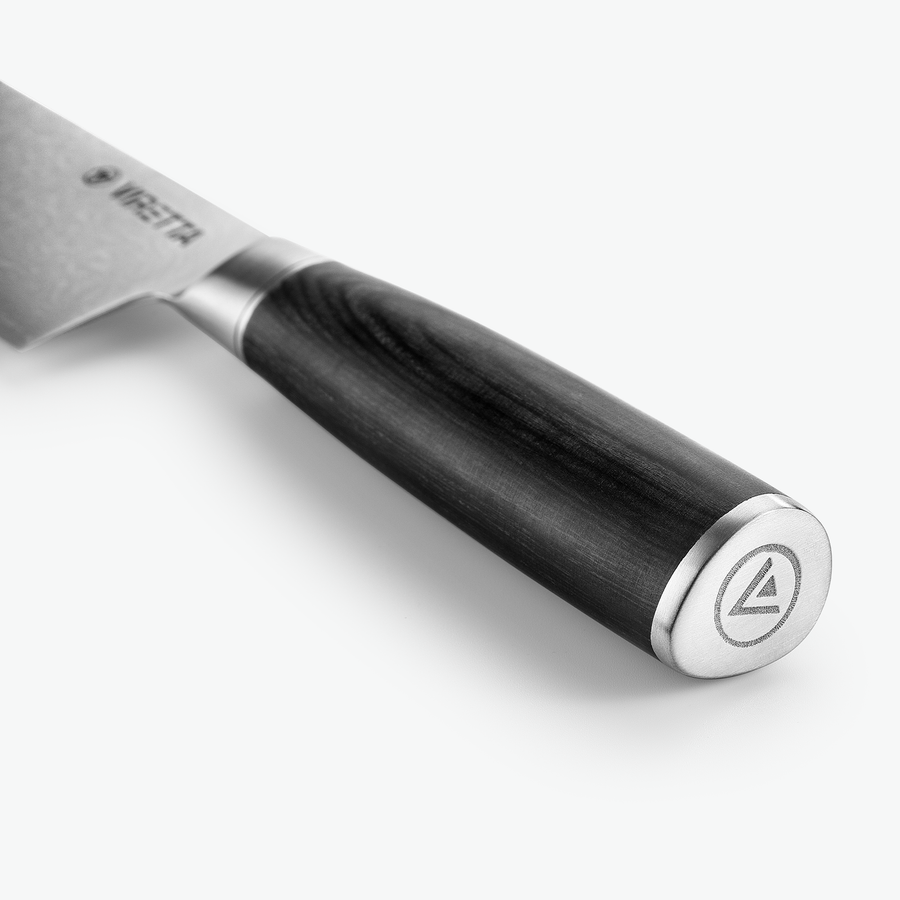 Endekappe i metal med logo på Shōjin Suna santokukniv