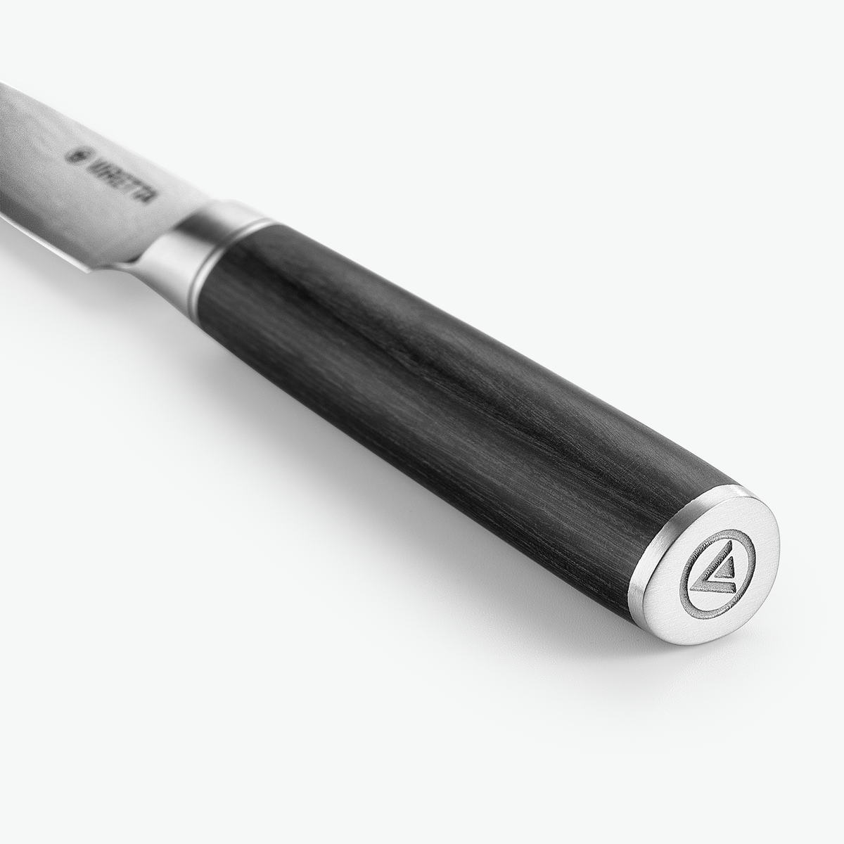 Endekappe i metal med logo på Shōjin Suna urtekniv