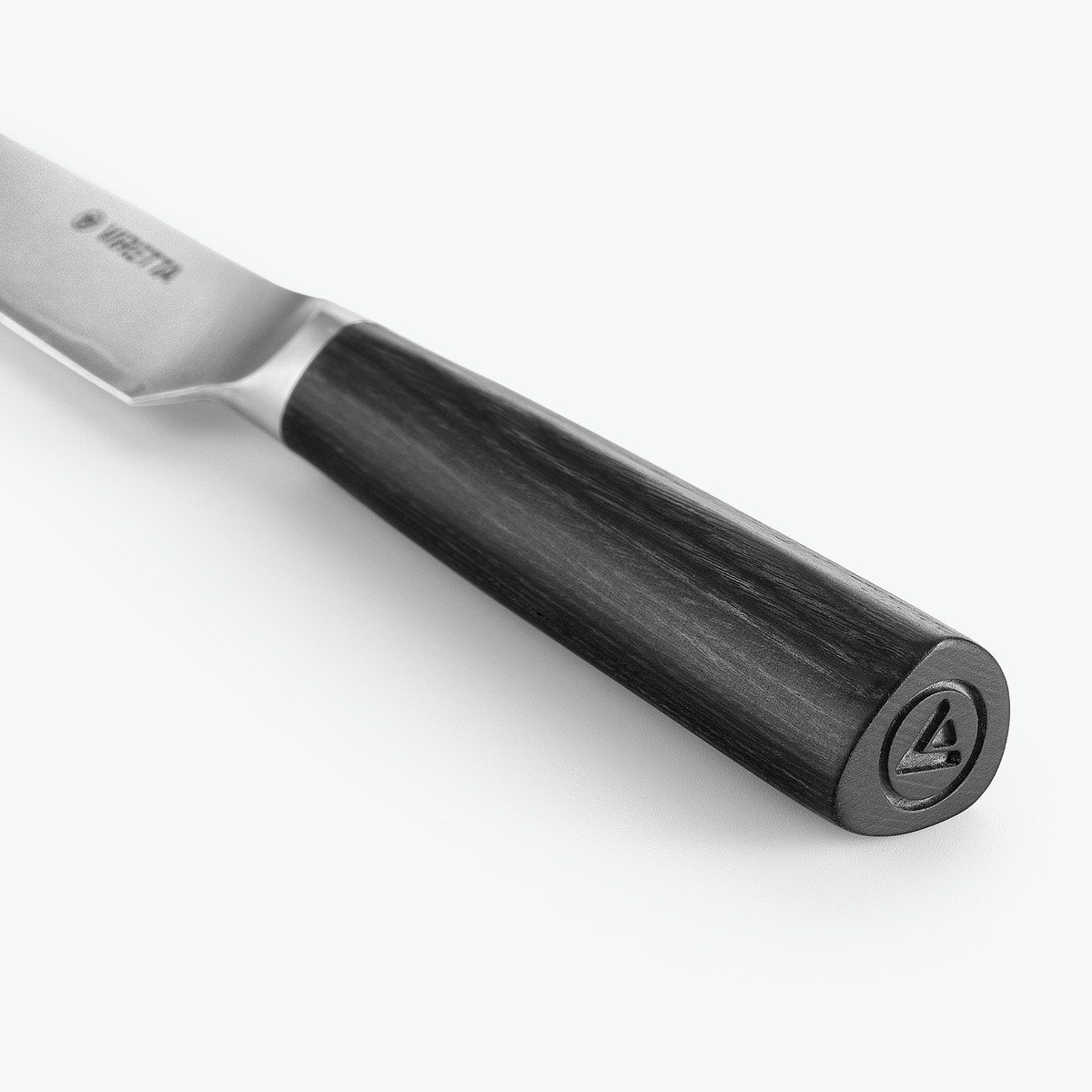 Grebets ende med indgraveret logo på Shōjin Aira universalkniv