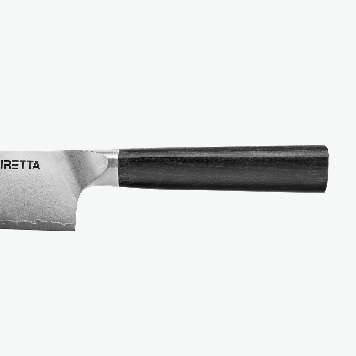 D-formet greb i sort pakkatræ på Shōjin Aira kokkekniv, set fra siden