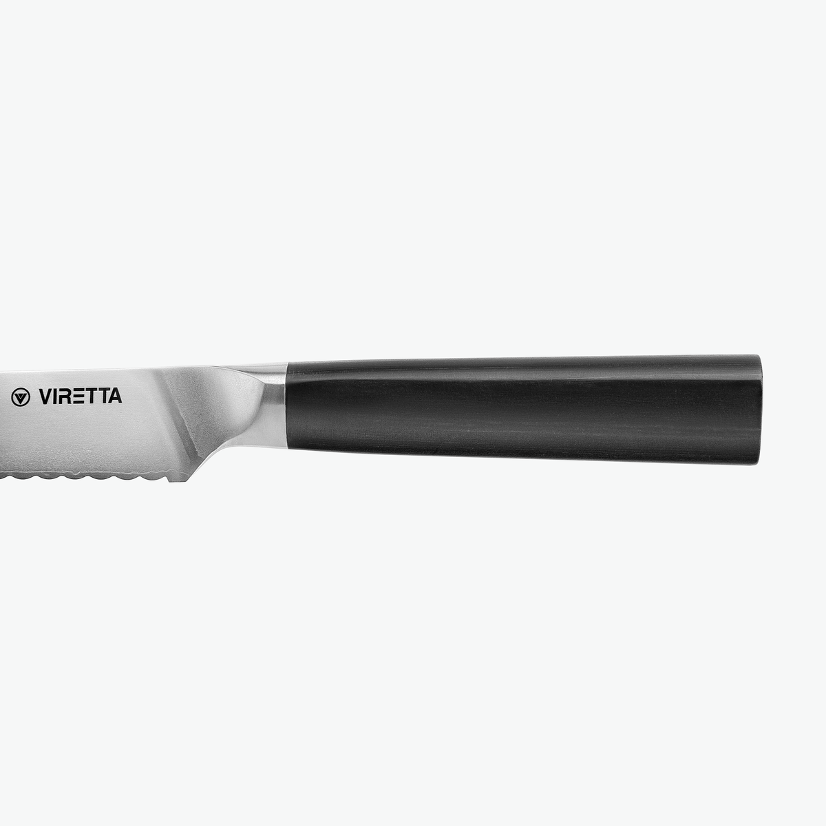 D-formet greb i sort pakkatræ på Shōjin Aira brødkniv, set fra siden