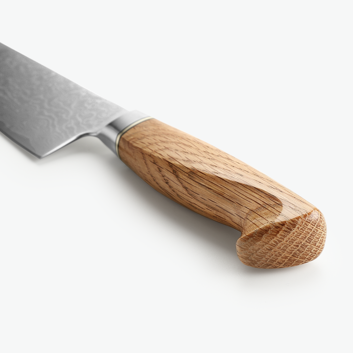 Det skulpturelle egetræsgreb på Shōjin Kaku gyuto, set skråt bagfra