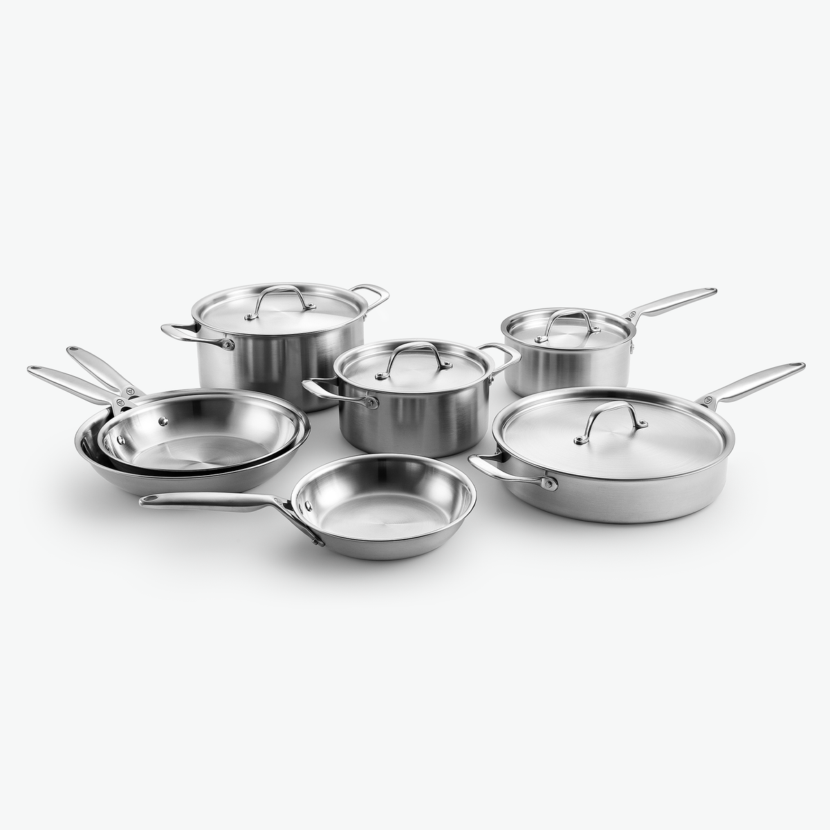 Chef-sæt i 3-Ply rustfrit stål: to gryder, kasserolle, sauterpande og stegepander Ø20, Ø24 og Ø28 cm, med låg i rustfrit stål, set skråt forfra