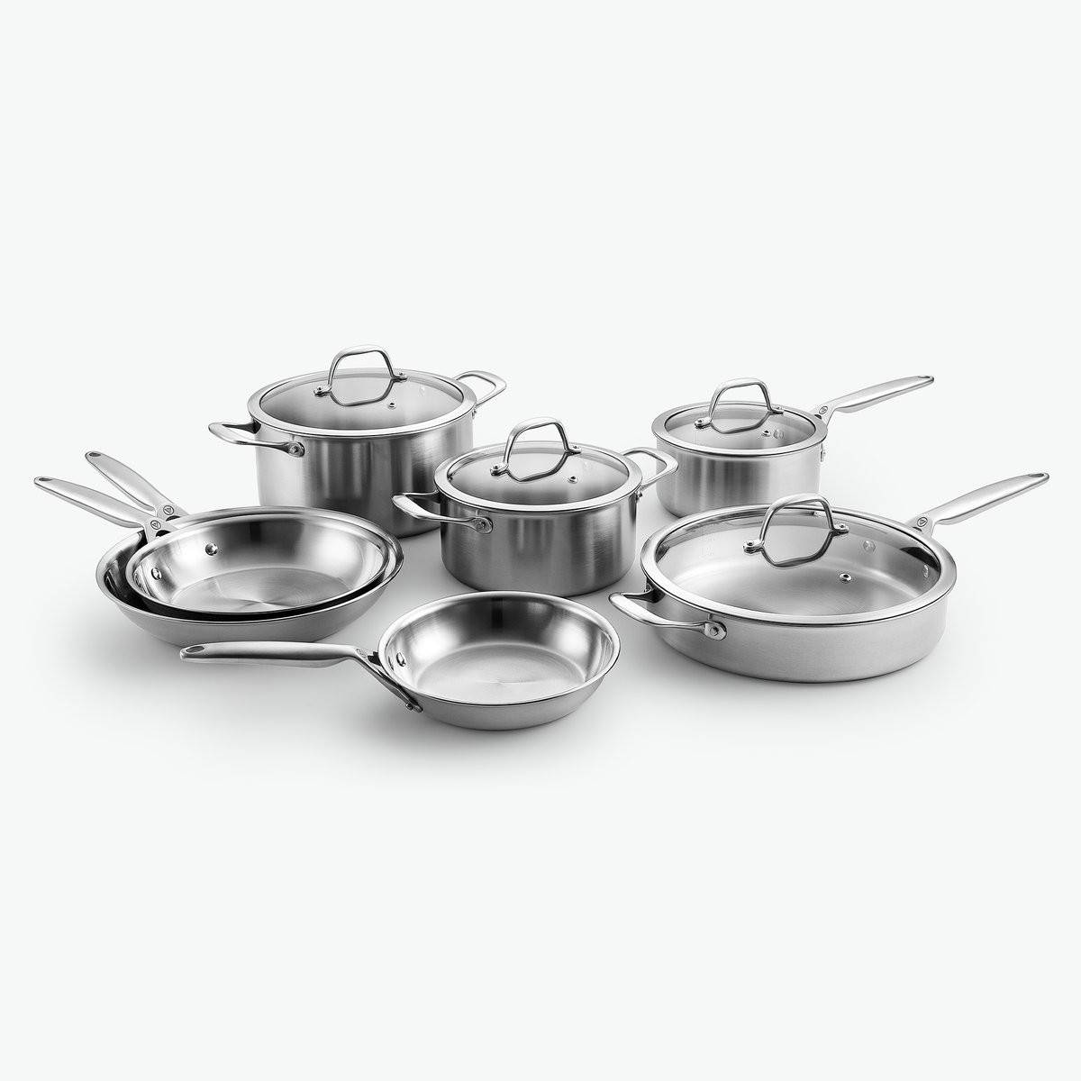 Chef-sæt i 3-Ply rustfrit stål: to gryder, kasserolle, sauterpande og stegepander Ø20, Ø24 og Ø28 cm, med glaslåg, set skråt forfra