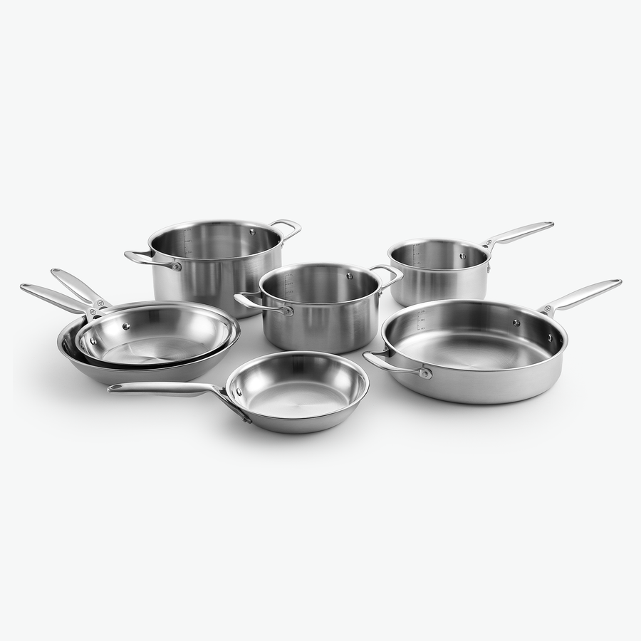Chef-sæt i 3-Ply rustfrit stål: to gryder, kasserolle, sauterpande og stegepander Ø20, Ø24 og Ø28 cm, uden låg, set skråt forfra