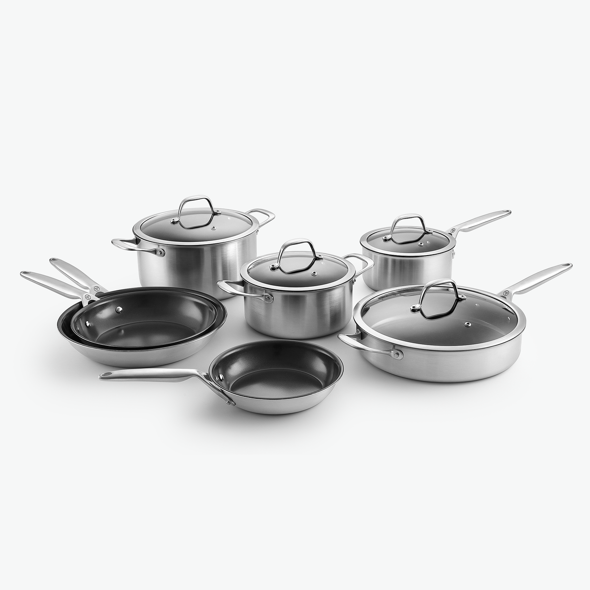 Chef-sæt i 3-Ply keramisk: to gryder, kasserolle, sauterpande og stegepander Ø20, Ø24 og Ø28 cm, med glaslåg, set skråt forfra
