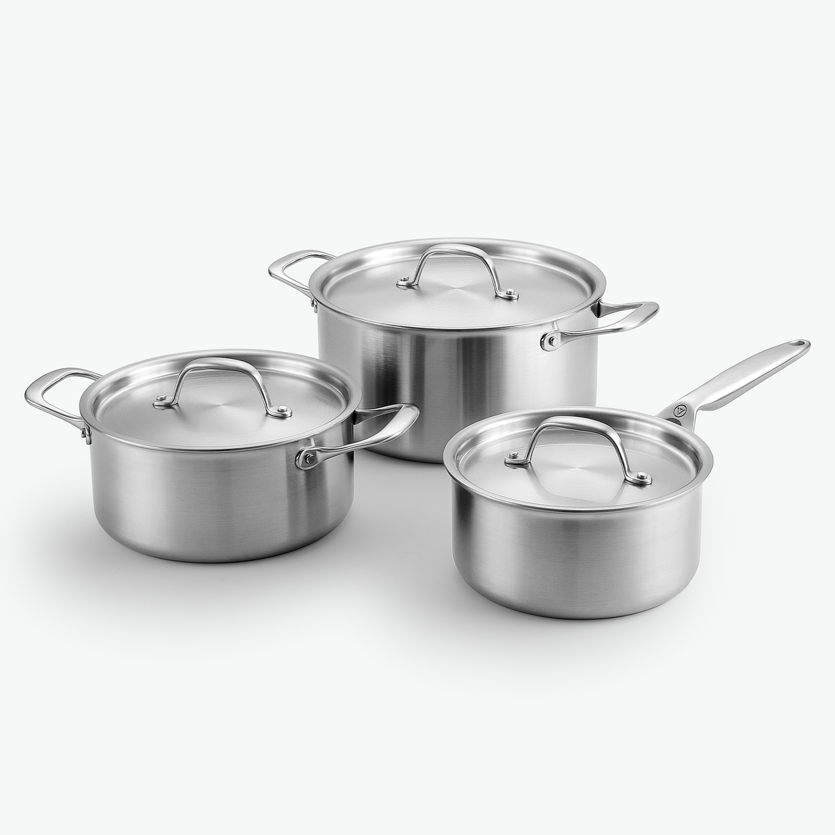 Gryde Trio i 3-Ply Hybrid: kasserolle 2,2 l og gryder på 3 l og 5,6 l, med låg i rustfrit stål, set skråt forfra