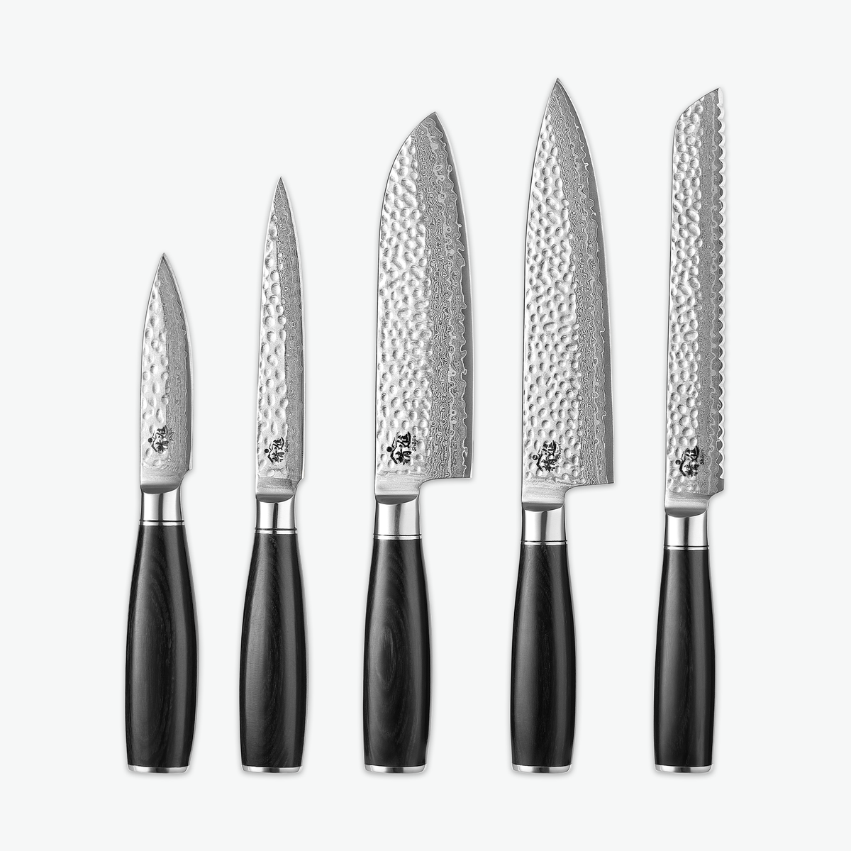 Shōjin Taru knivsæt – Chef: urtekniv, universalkniv, santokukniv, kokkekniv og brødkniv på lys baggrund