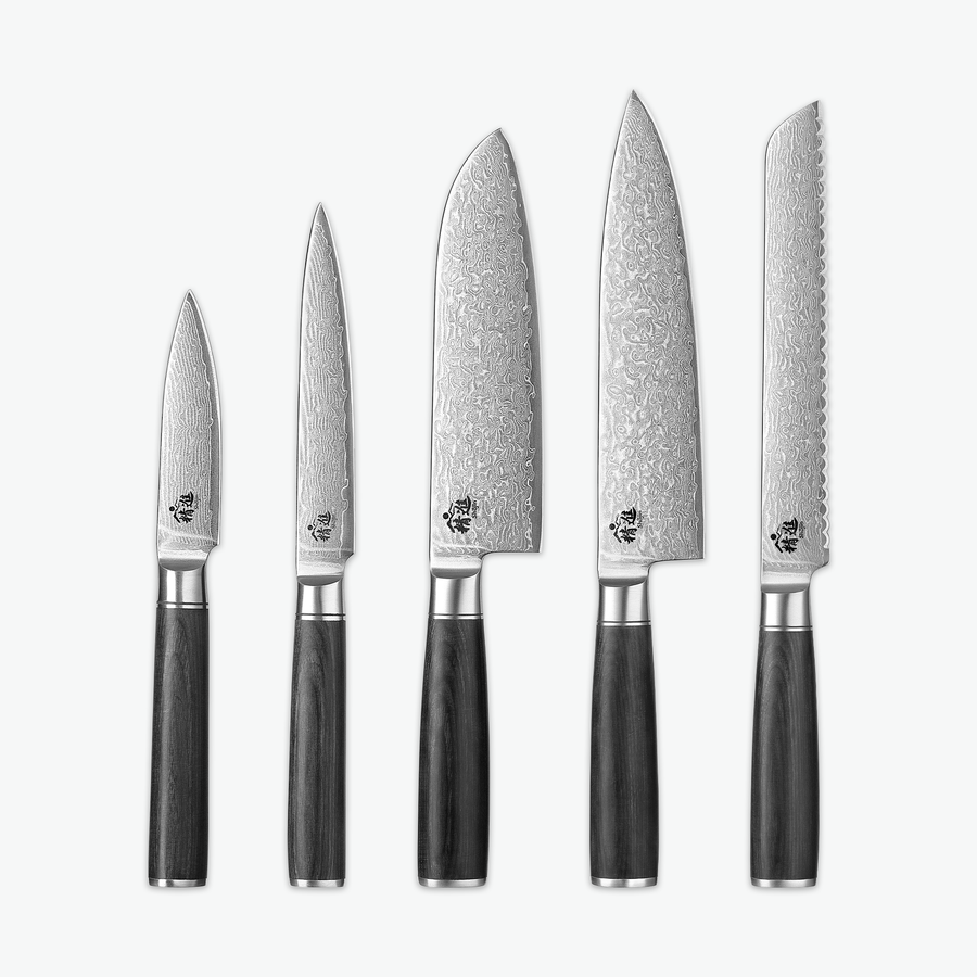 Shōjin Suna knivsæt – Chef: urtekniv, universalkniv, santokukniv, kokkekniv og brødkniv på lys baggrund