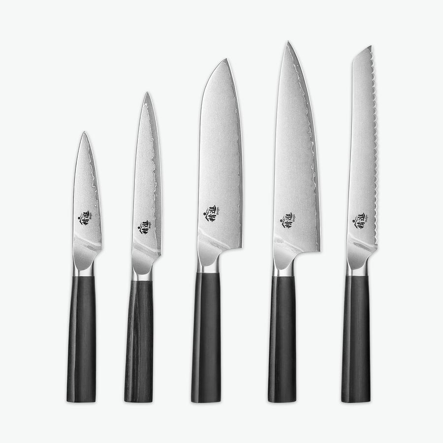 Shōjin Aira knivsæt – Chef: urtekniv, universalkniv, santokukniv, kokkekniv og brødkniv på lys baggrund