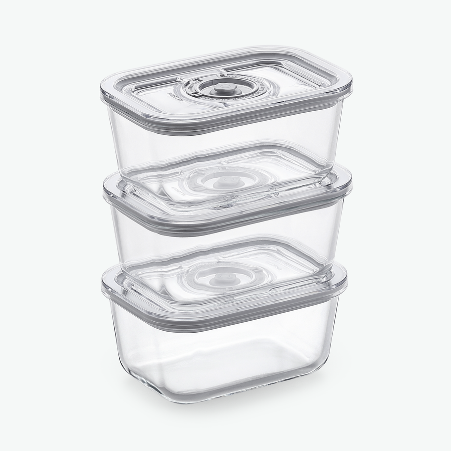 Tre ens vakuumbeholdere i glas på 800 ml, stablet og set skråt forfra
