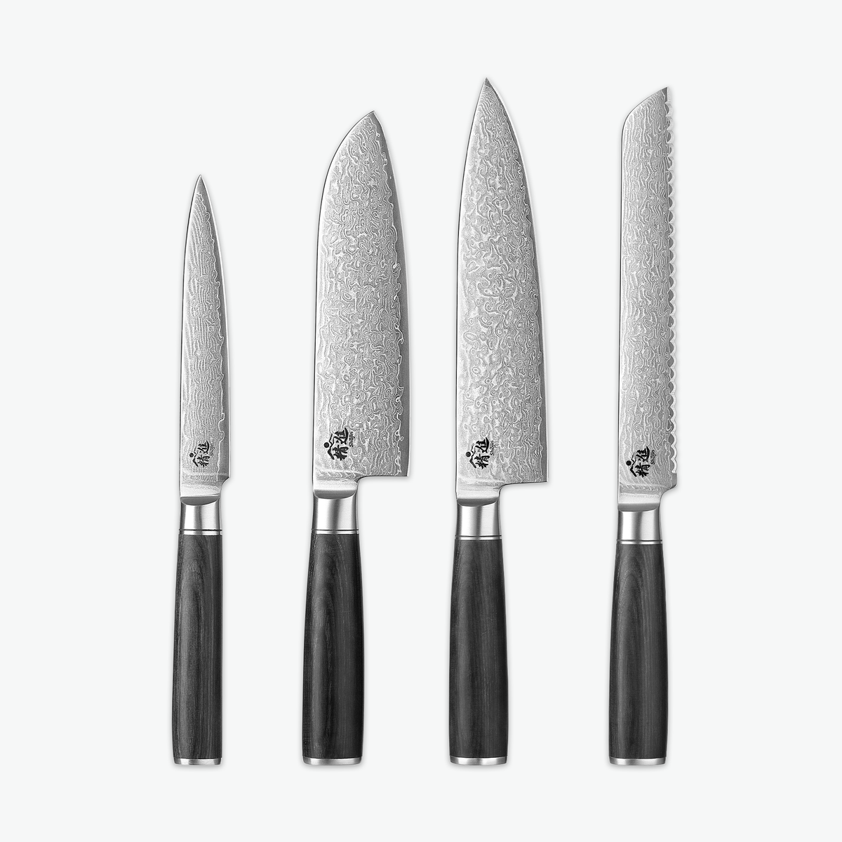 Shōjin Suna knivsæt – Signature: universalkniv, santokukniv, kokkekniv og brødkniv på lys baggrund