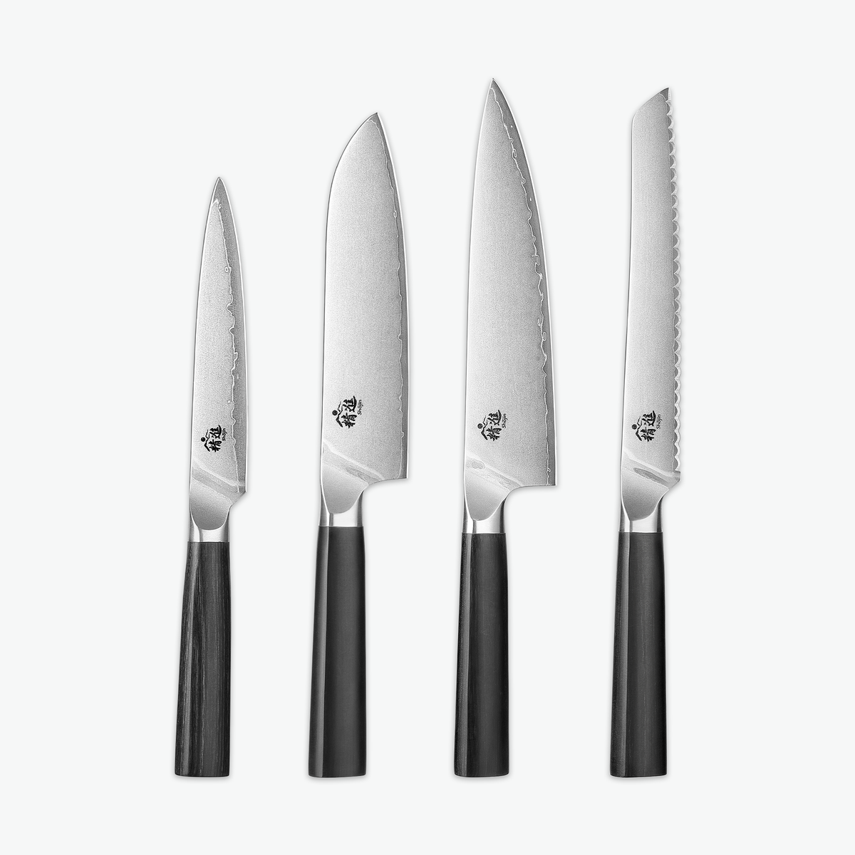 Shōjin Aira knivsæt – Signature: universalkniv, santokukniv, kokkekniv og brødkniv på lys baggrund