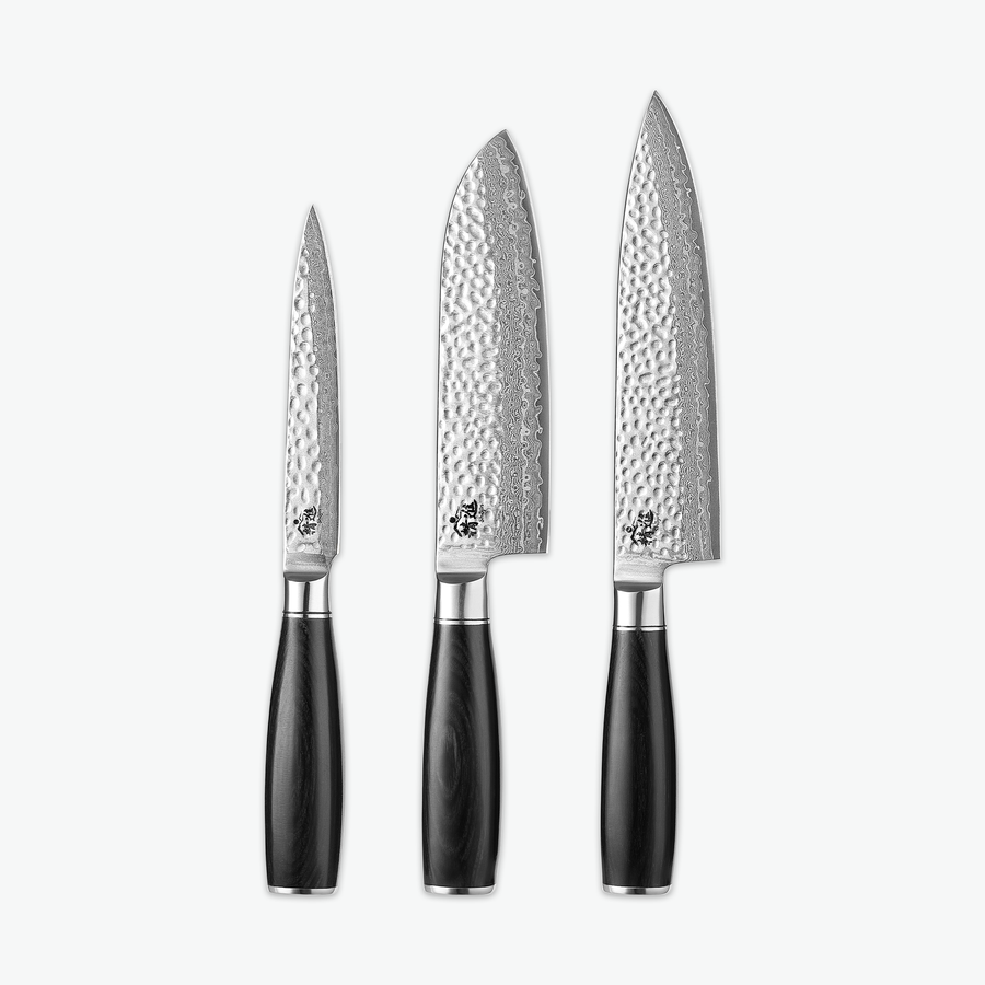Shōjin Taru knivsæt – Trio: universalkniv, santokukniv og kokkekniv på lys baggrund