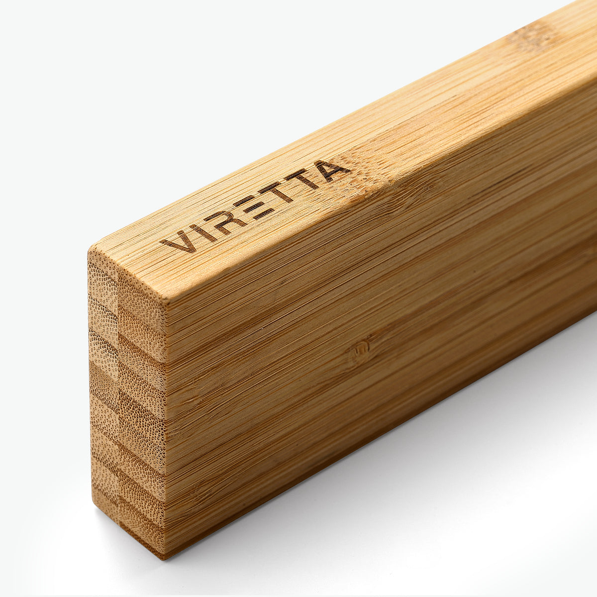 Enden af knivmagneten i bambus med Viretta-logo, tæt på