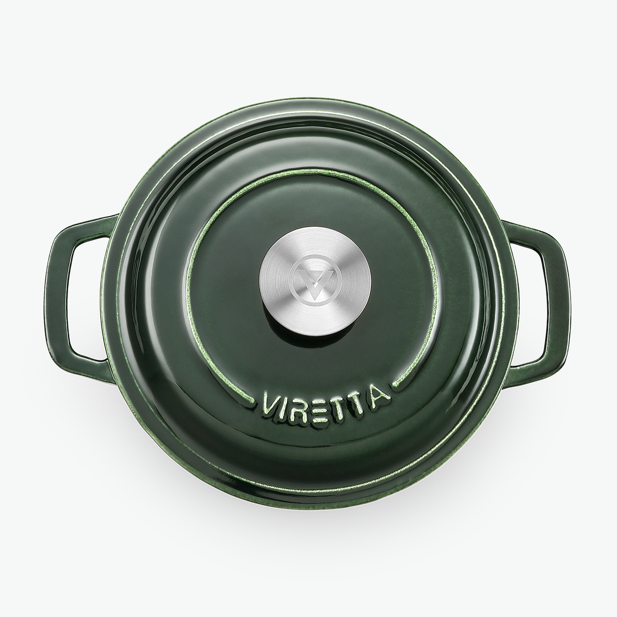 Låget på støbejernsgryden i mosgrøn med knop i rustfrit stål og præget logo, set ovenfra