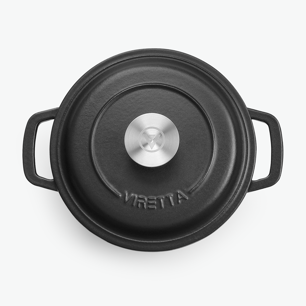 Låget på støbejernsgryden i skifersort med knop i rustfrit stål og præget logo, set ovenfra