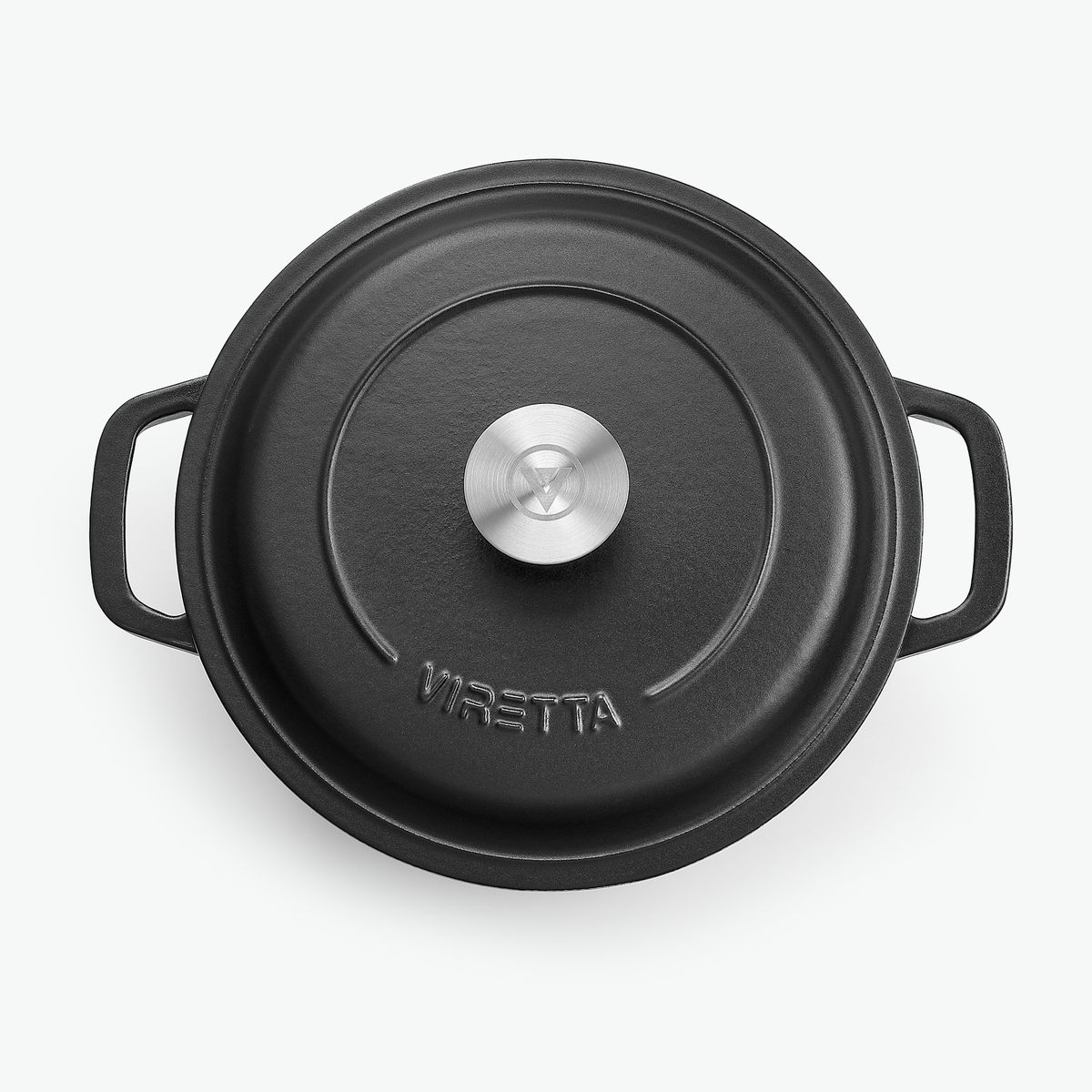 Låget på støbejernsgryden i skifersort med knop i rustfrit stål og præget logo, set ovenfra
