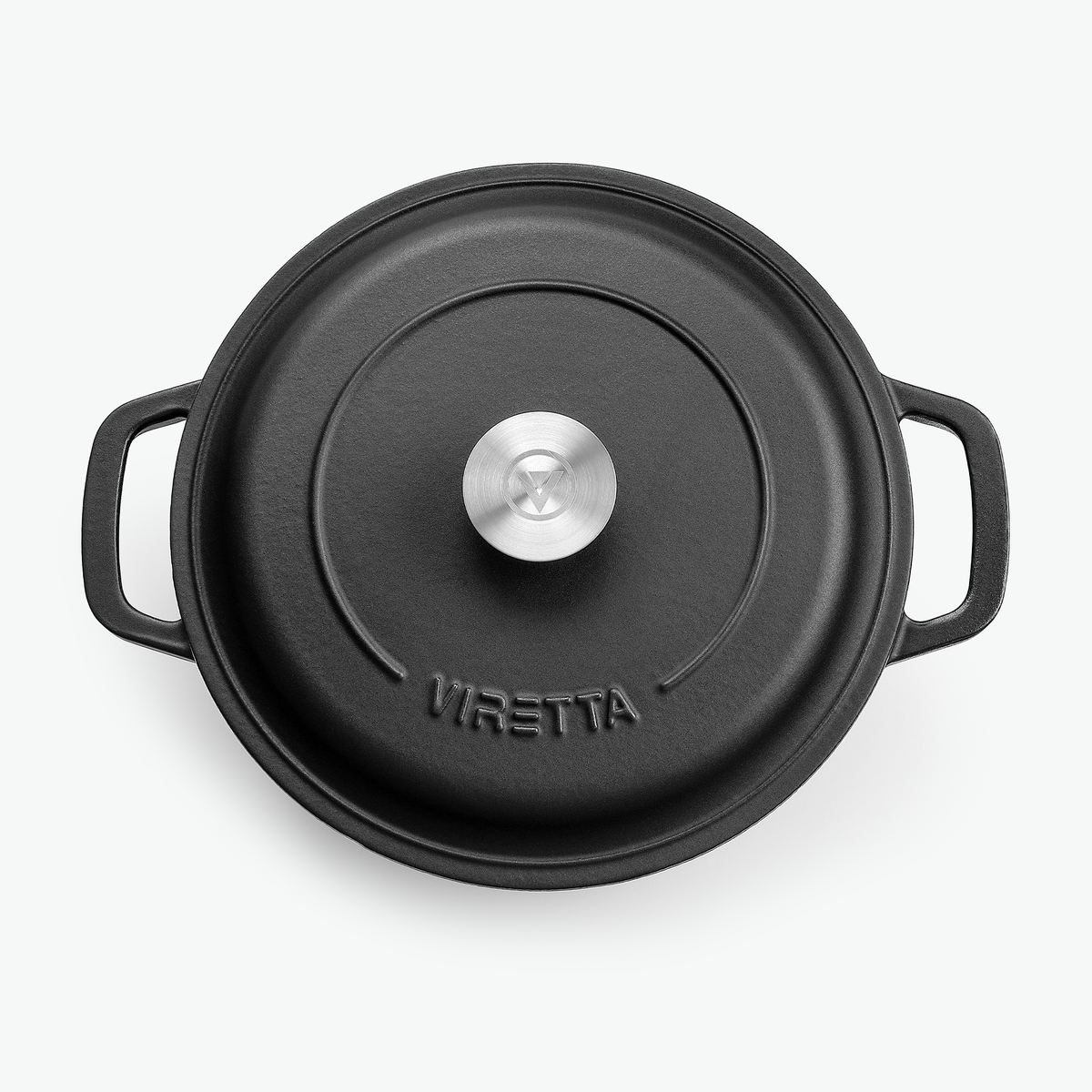 Låget på støbejernsgryden i skifersort med knop i rustfrit stål og præget logo, set ovenfra