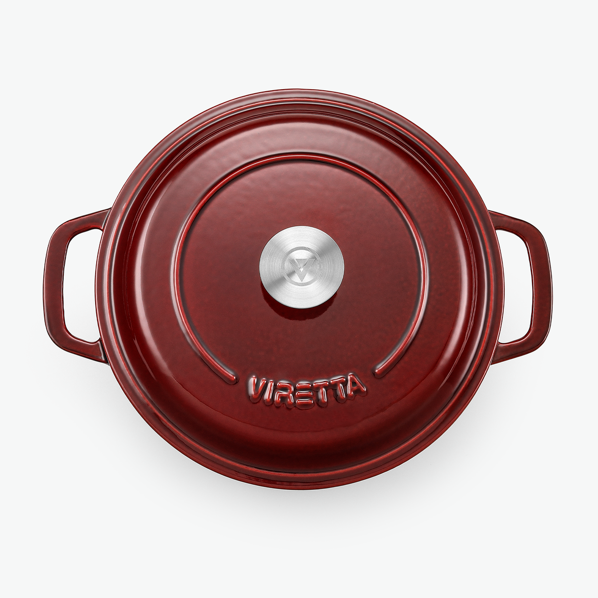 Låget på støbejernsgryden i ribsrød med knop i rustfrit stål og præget logo, set ovenfra
