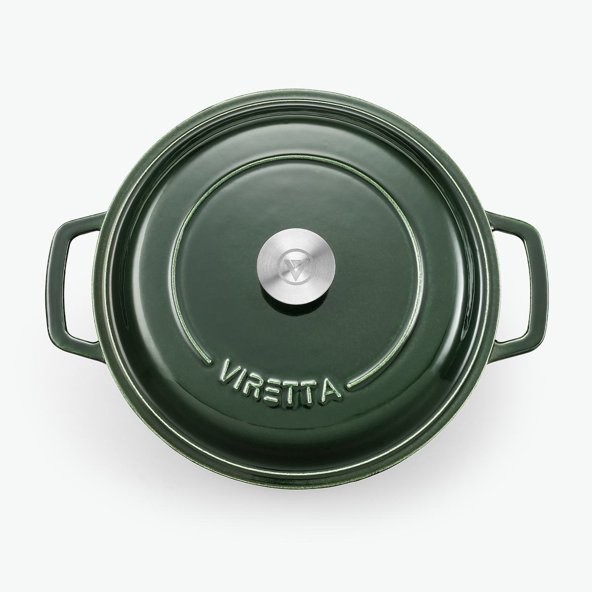 Låget på støbejernsgryden i mosgrøn med knop i rustfrit stål og præget logo, set ovenfra