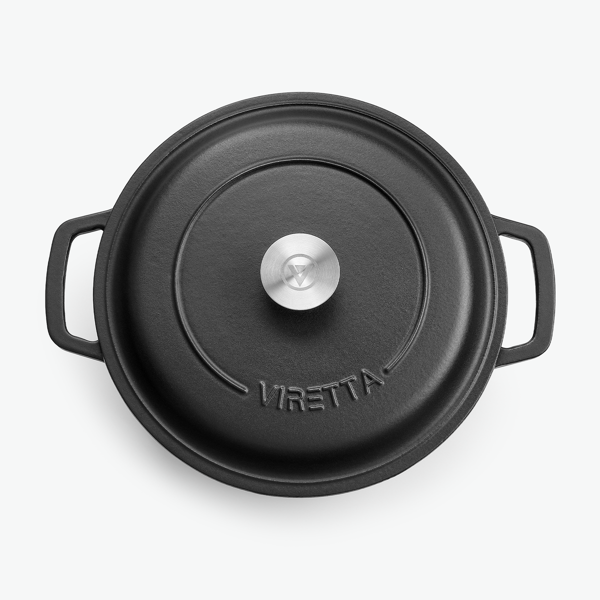 Låget på støbejernsgryden i skifersort med knop i rustfrit stål og præget logo, set ovenfra