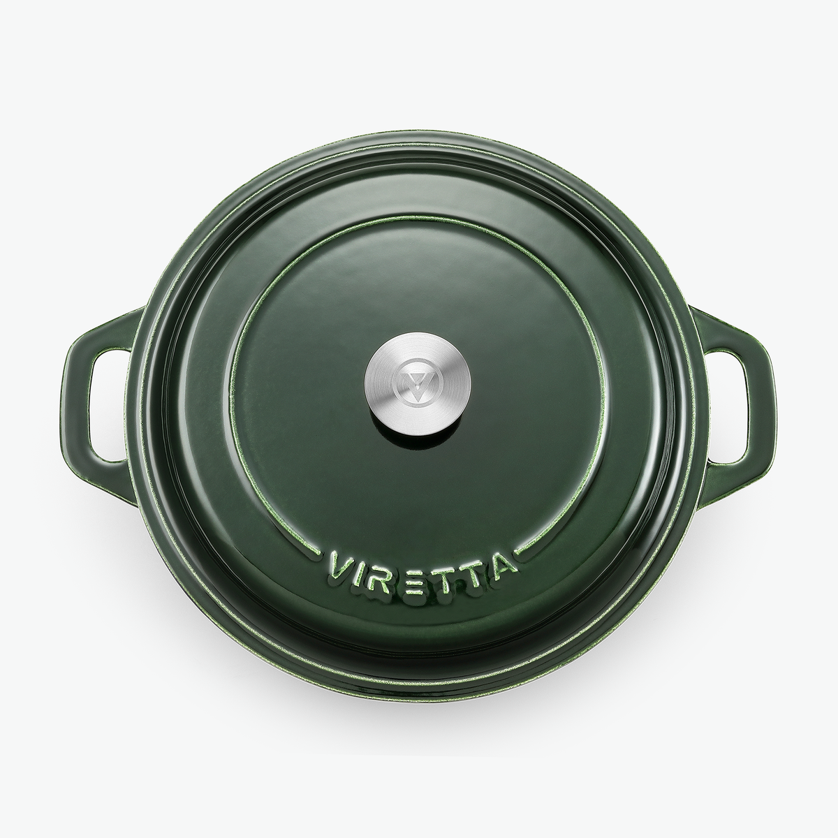 Låget på støbejernsgryden i mosgrøn med knop i rustfrit stål og præget logo, set ovenfra