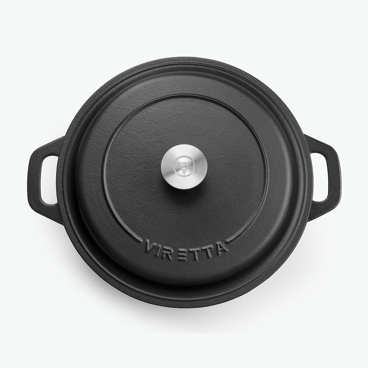Låget på støbejernsgryden i skifersort med knop i rustfrit stål og præget logo, set ovenfra