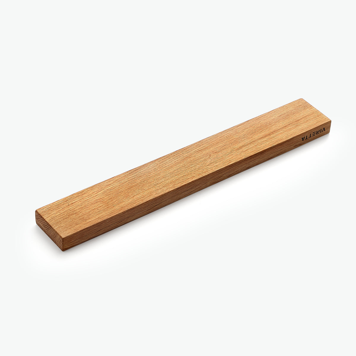 Knivmagnet i eg, 40 cm, set skråt ovenfra