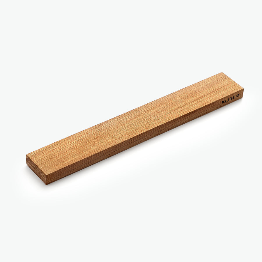 Knivmagnet i eg, 40 cm, set skråt ovenfra