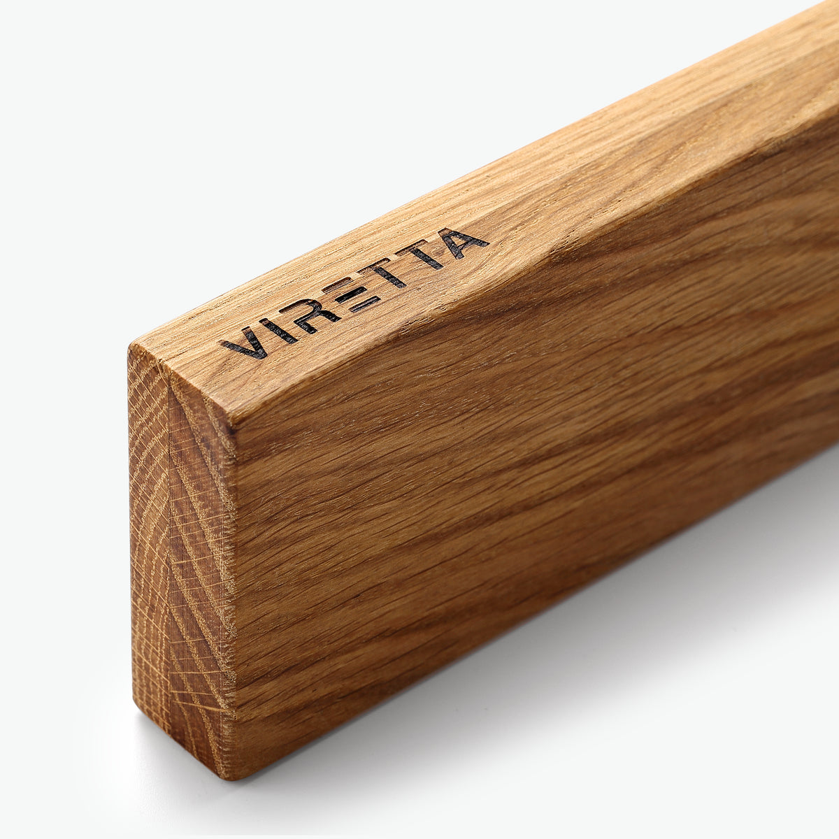 Enden af knivmagneten i eg med Viretta-logo, tæt på