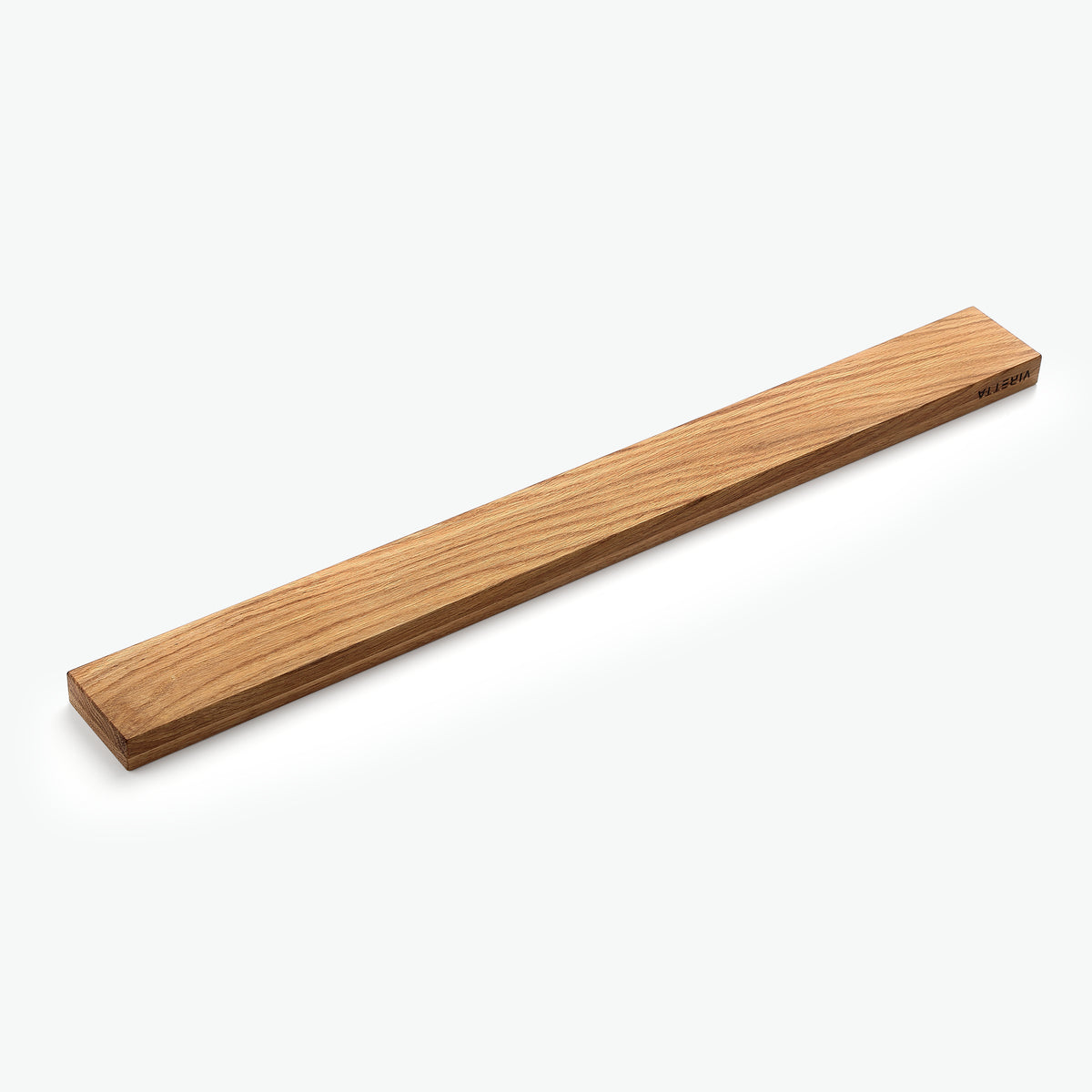 Knivmagnet i eg, 60 cm, set skråt ovenfra